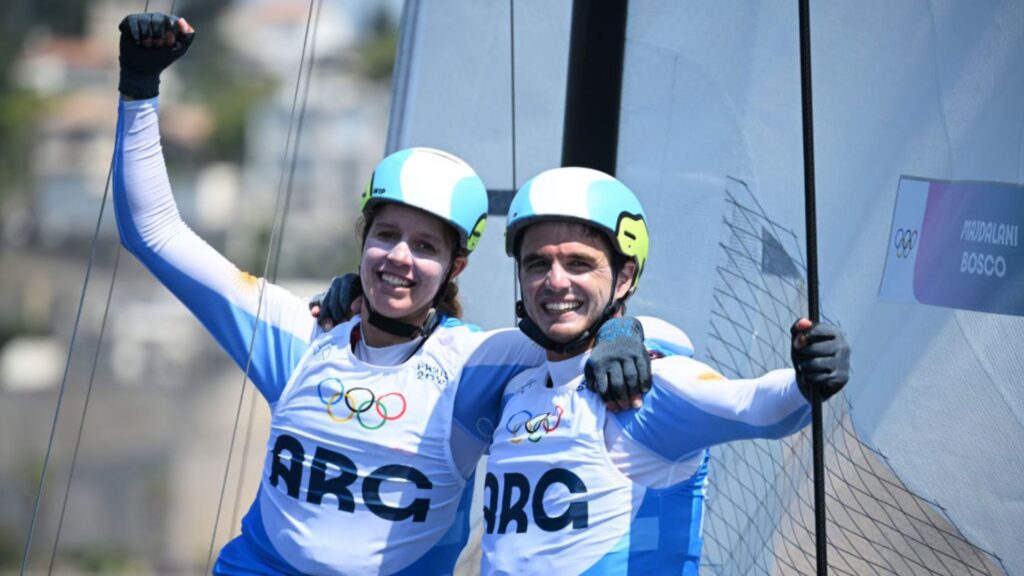 Mateo Majdalani y Eugenia Bosco, los dos velistas que podrían obtener un reconocimiento de la Legislatura bonaerense por su participación y triunfo en los Juegos Olímpicos de París 2024.