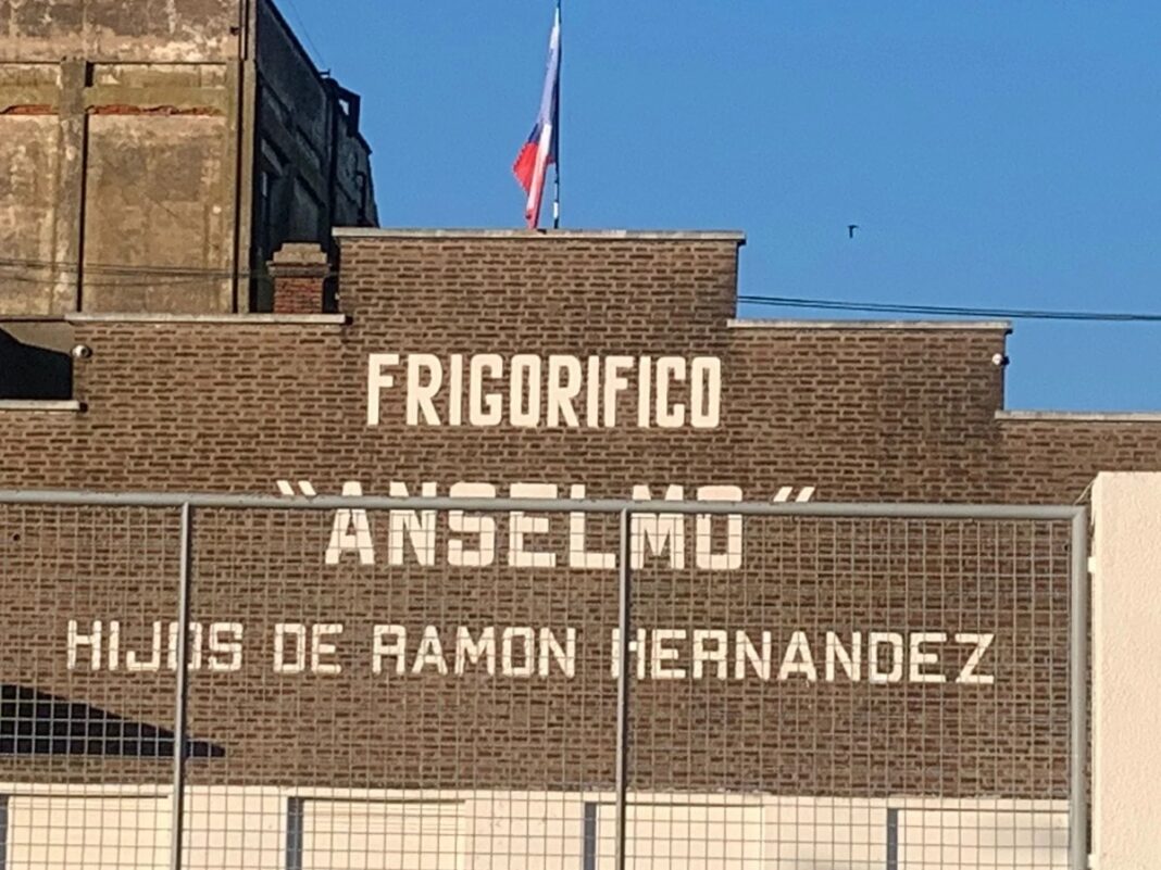 El frigorífico Anselmo ubicado en el municipio de Tres Arroyos presentó la quiebra y dejó a más de 100 trabajadores sin empleo.