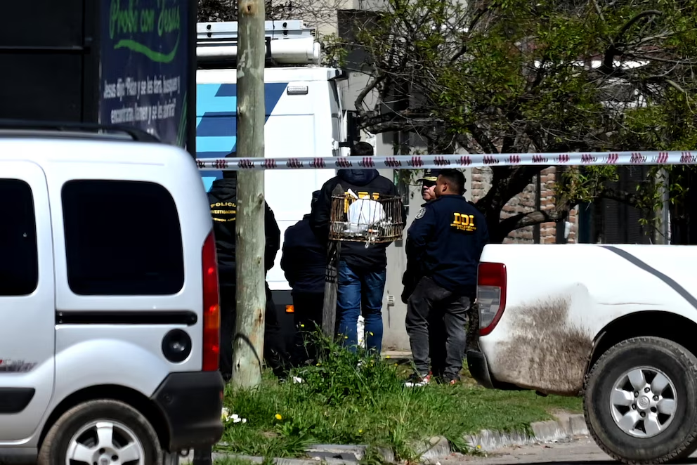 Triple femicidio en Florencio Varela: efectivos de seguridad trabajan en el lugar. 