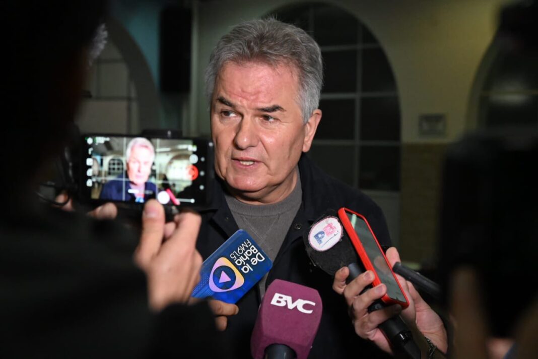 El diputado electo de La Libertad Avanza, Héctor Gay, salió a desmentir su supuesto alejamiento de las filas libertarías.