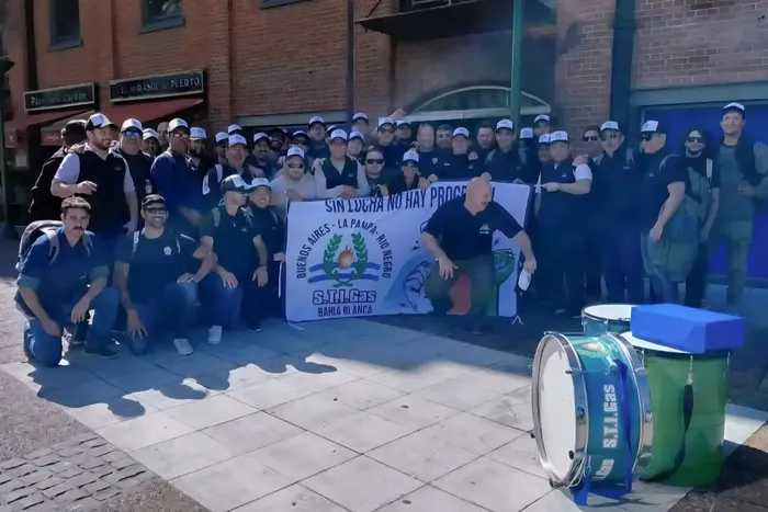 Los trabajadores del gas bonaerense demandan mejoras salariales a Camuzzi y buscan hacer llegar su reclamo a las autoridades de ENARGAS.