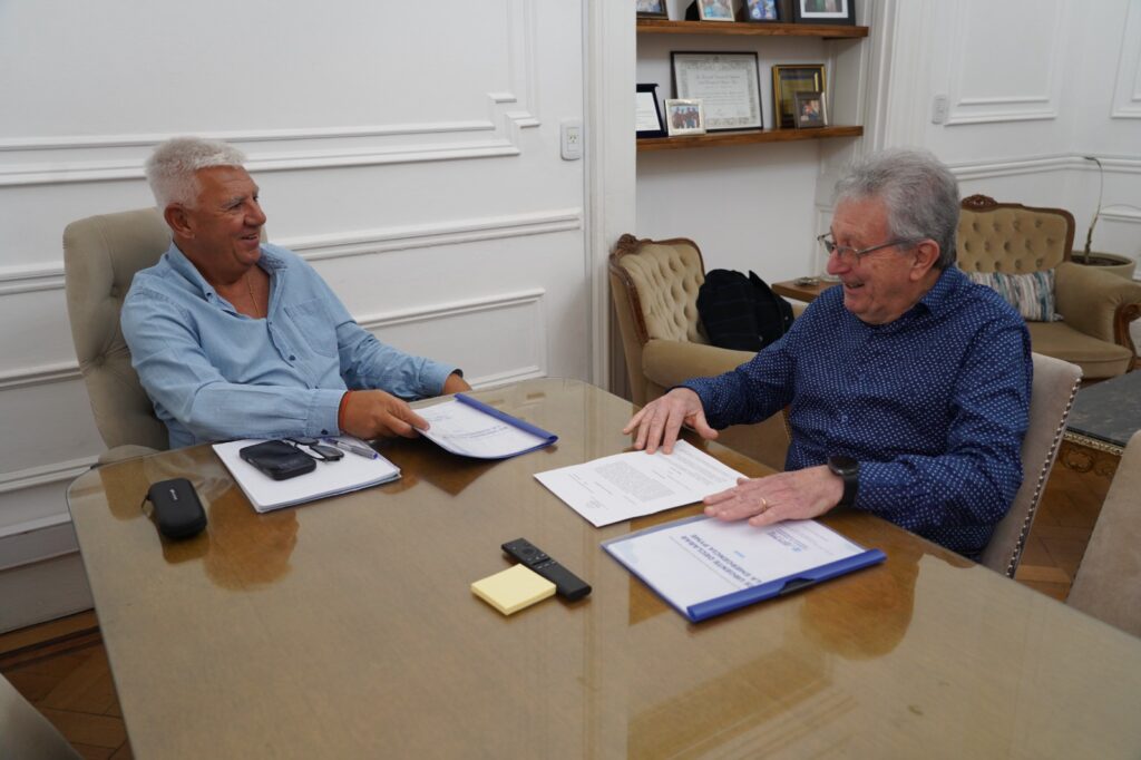 El vice de la Cámara de diputados bonaerense, Alejandro Dichiara, se reunió con el titular de Apyme Bahía Blanca, Carlos Ferrari.