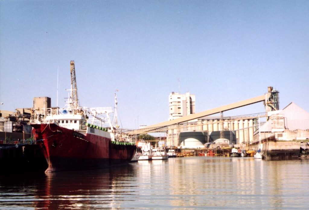 
Legisladores del radicalismo presionan a Milei para que incluya obras para el Puerto de Bahía Blanca en el Presupuesto 2026.