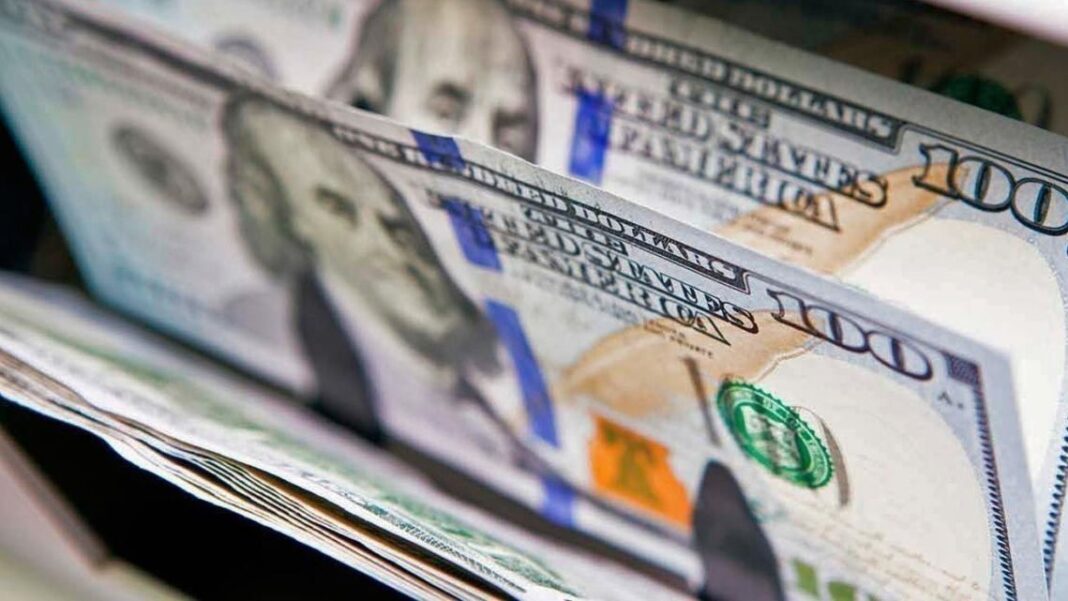 El Banco Central determinó que quienes compren dólares oficiales no podrán operar con el dólar MEP o CCL por un plazo de 90 días.