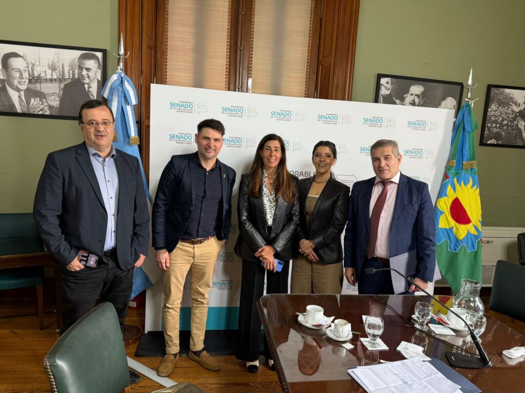 Los senadores Marcelo Daletto y Gustavo Cuervo con representantes de pymes bonaerenses.
