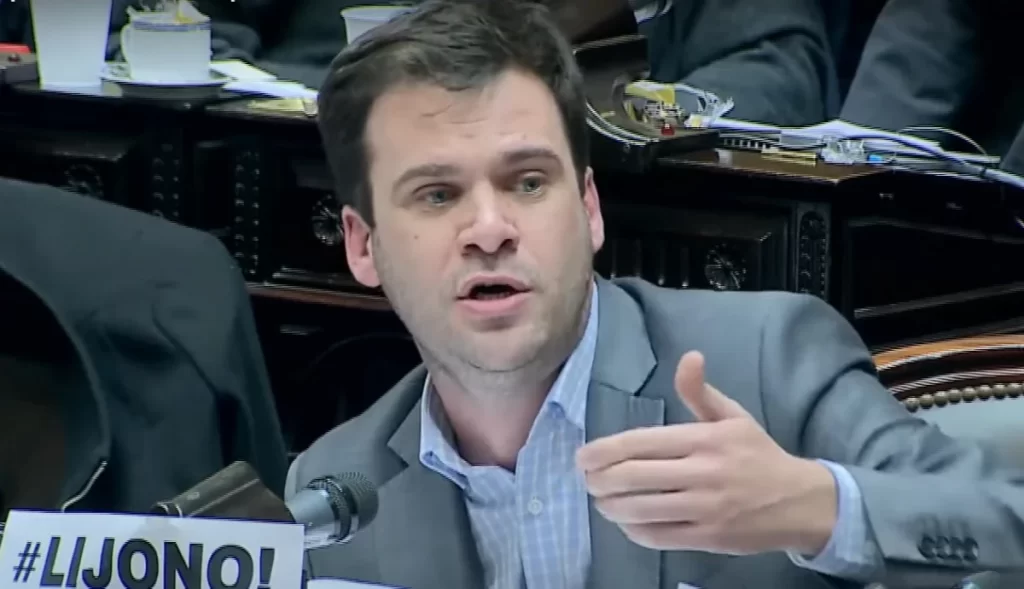 Los diputados nacionales de la Coalición Cívica (CC), Victoria Borrego y Juan Manuel López, presentaron un pedido de informes para el ministro de Economía, Luis Caputo, por retenciones.