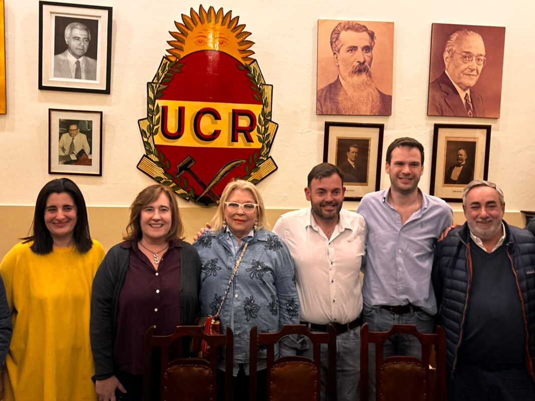 La líder de la Coalición Cívica, Elisa Carrió, encabezó un acto en Rojas para respaldar la candidatura de Juan Manuel López como diputado nacional.