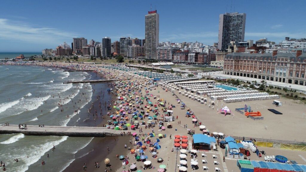 El ex intendente de Mar del Plata alertó por la crisis del turismo interno y advirtió que los comerciantes ya ven "incertidumbre" en la temporada de verano 2026.