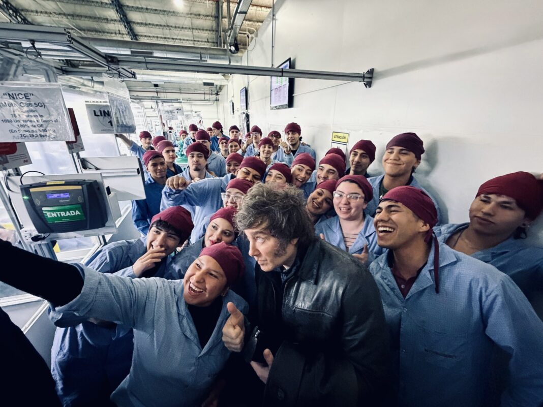 El presidente Javier Milei encabezó este lunes un acto de campaña desde la provincia de Tierra del Fuego. “¿Acaso quieren volver al 300% de inflación?”, afirmó.