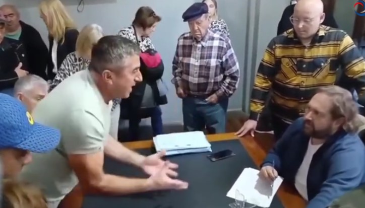 Productores bonarenses ingresaron a la Municipalidad de 9 de Julio y le exigieron respuestas a los funcionarios por el mal estado de los caminos rurales.