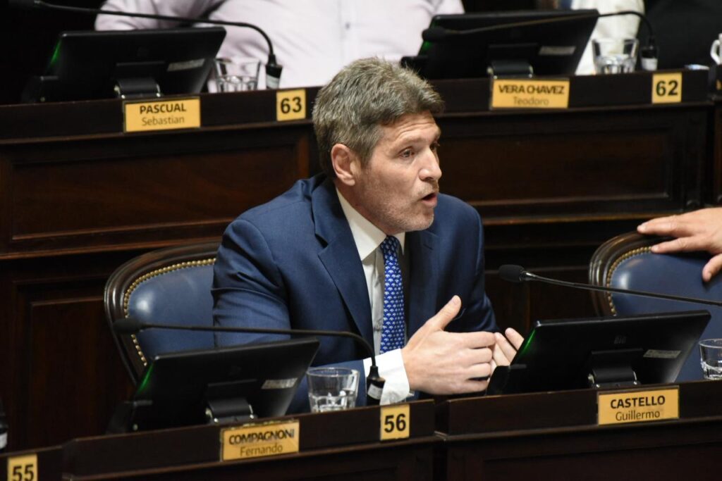 El diputado Guillermo Castello presentó un proyecto para derogar una ley contra comentarios discriminatorios.