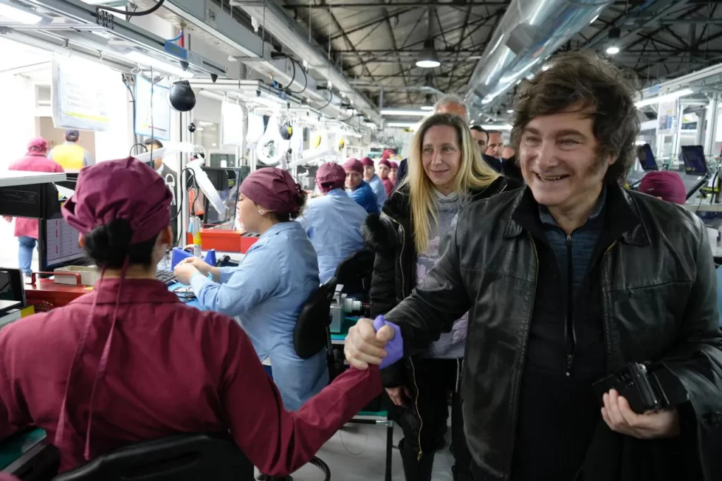 Milei encaró una recorrida por industrias de Tierra del Fuego, como parte de su rally electoral.