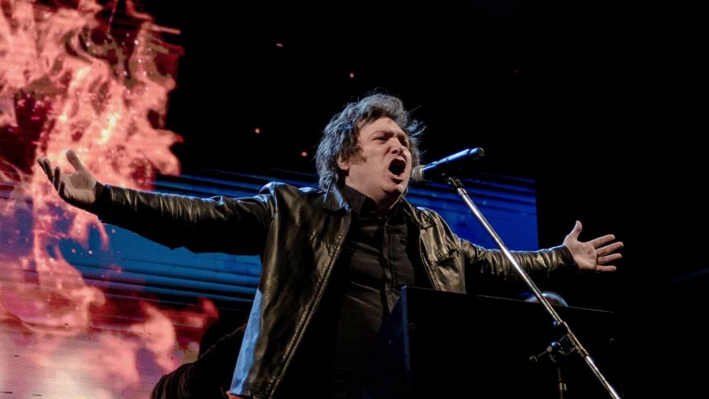 Milei ensaya su voz para un nuevo show musical partidario.