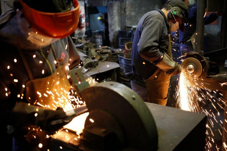 Según un informe de ADIMRA, la industria metalúrgica volvió a caer 6,1% en agosto y quedo con niveles similares a la pandemia.