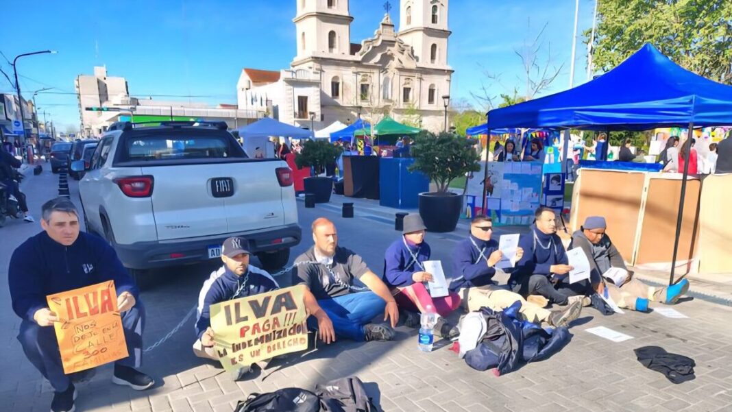 En Pilar, Axel Kicillof se solidarizó con los trabajadores despedidos de ILVA Porcelanato que acampan en la fábrica hace casi un mes.