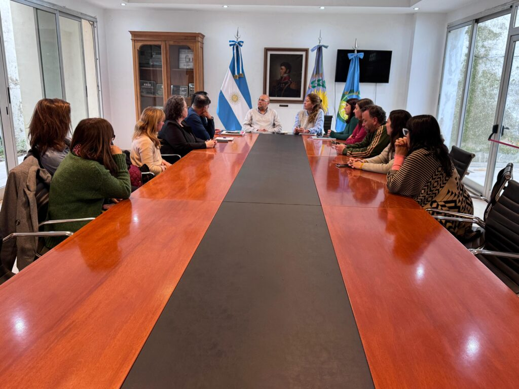 El intendente de Balcarce, Esteban Reino, firmo convenios para fortalecer programas que asisten a las infancias y las adolescencias en el distrito.