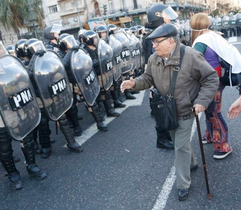 Jubilados y pensionados marchan al Congreso en busca de evitar una nueva represión.
