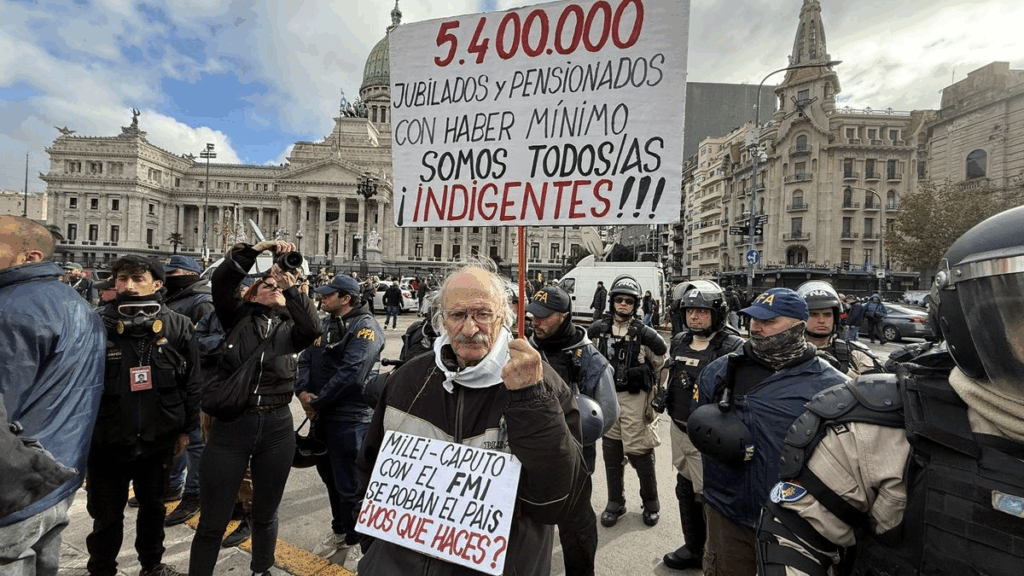 Adultos mayores vuelven a marchar luego de que ANSES confirmara que el bono de este mes será de $70 mil pesos, al igual que hace 19 meses.