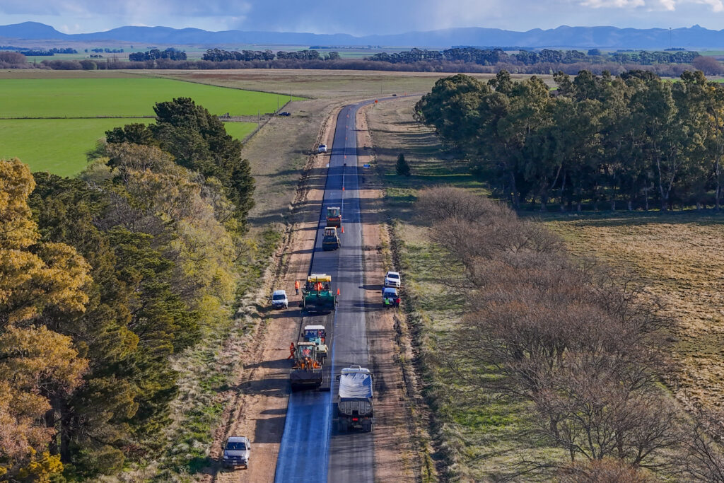 El proyecto legislativo oficialista busca rebautizar la Ruta 76, en homenaje al pionero del metal argentino, por su canción homónima del año 2003.