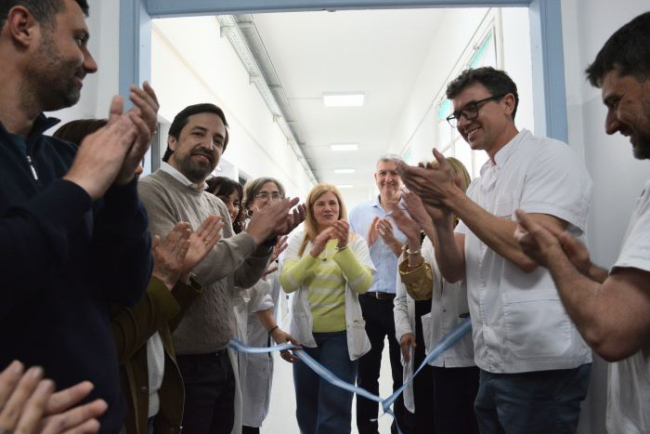 Durante la recorrida en el Hospital Gutiérrez de Las Plata, Kreplak pidió por la sanción de la ley de empresa de medicamentos bonaerense.