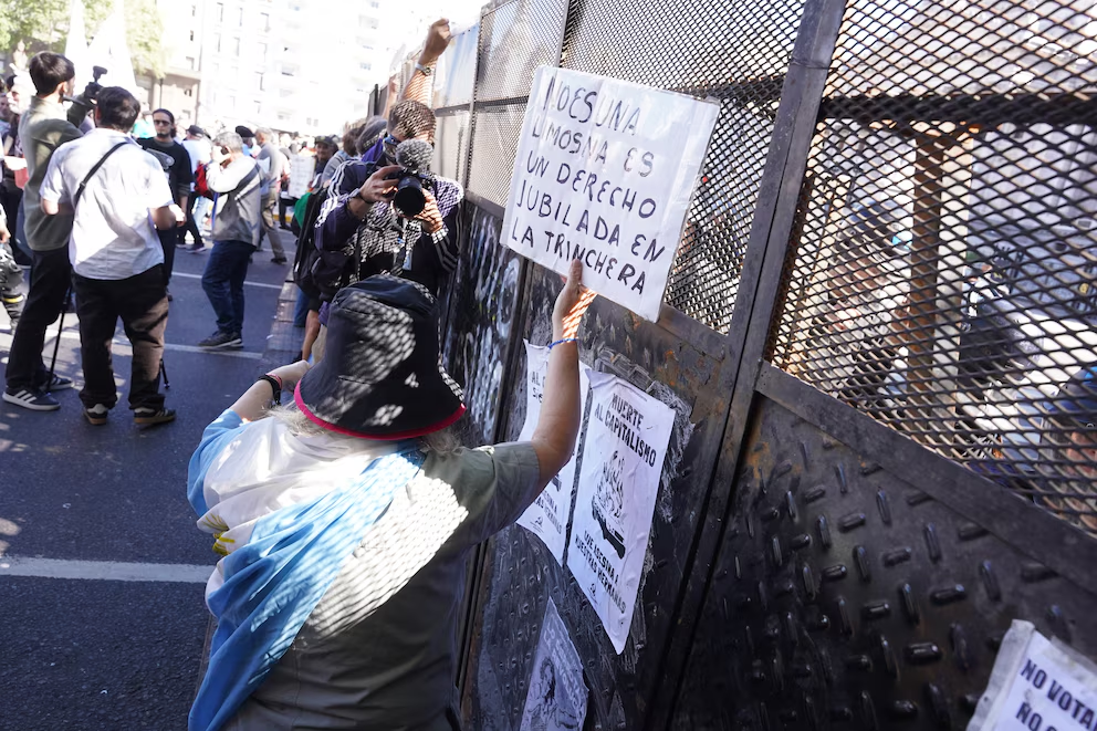 Efectivos de la fuerzas de seguridad volvieron a reprimir este miércoles a jubilados en las inmediaciones del Congreso.