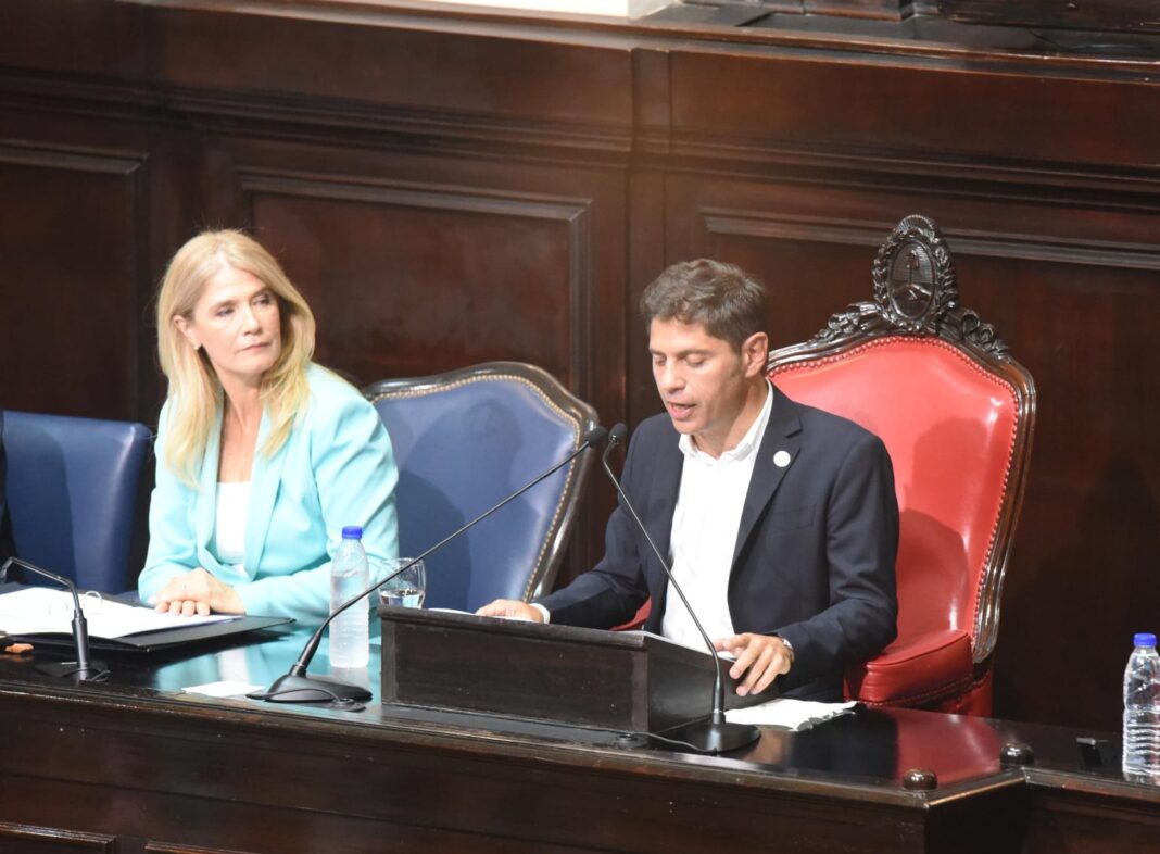 En el Senado bonaerense las negociaciones por el endeudamiento “corto” de Axel Kicillof están trabadas. El Gobernador enfrenta el desafío de negociar con propios y extraños.