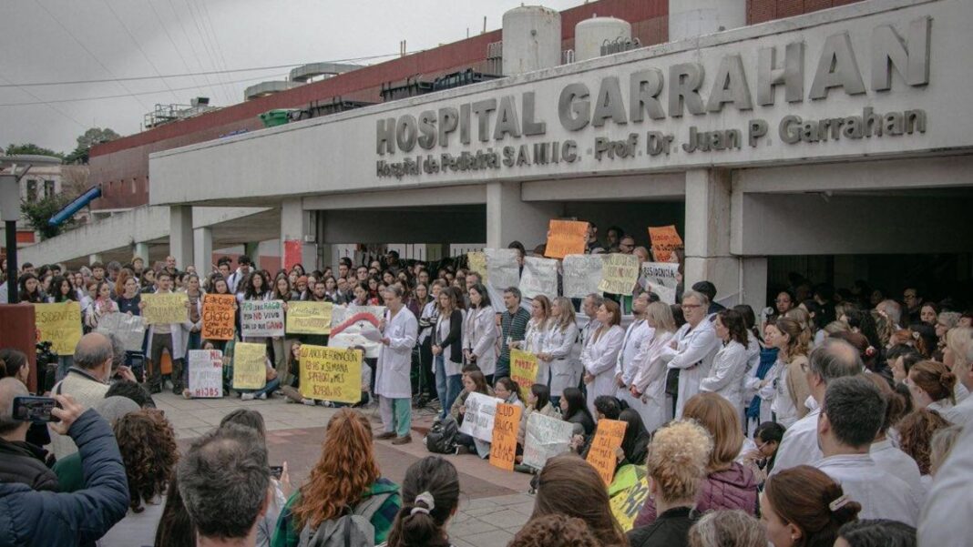 Los trabajadores del hospital Garrahan frenaron las actividades por más de 24 horas y movilizan al Congreso para exigir el rechazo al veto a la emergencia pediátrica.