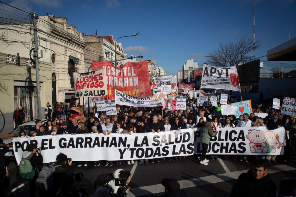Trabajadores del hospital Garrahan se movilizan este jueves al Senado para exigir el rechazo del veto a la ley de emergencia pediátrica.