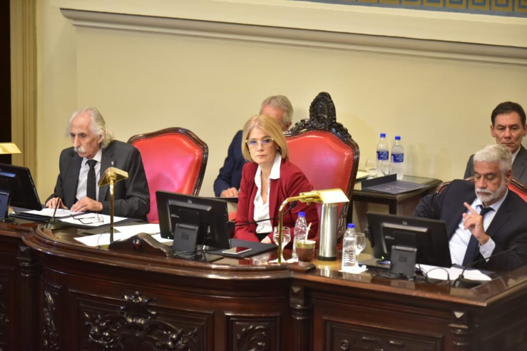 El Senado bonaerense postergó el debate del endeudamiento del gobernador Axel Kicillof, pero sesionará esta tarde. El temario.
