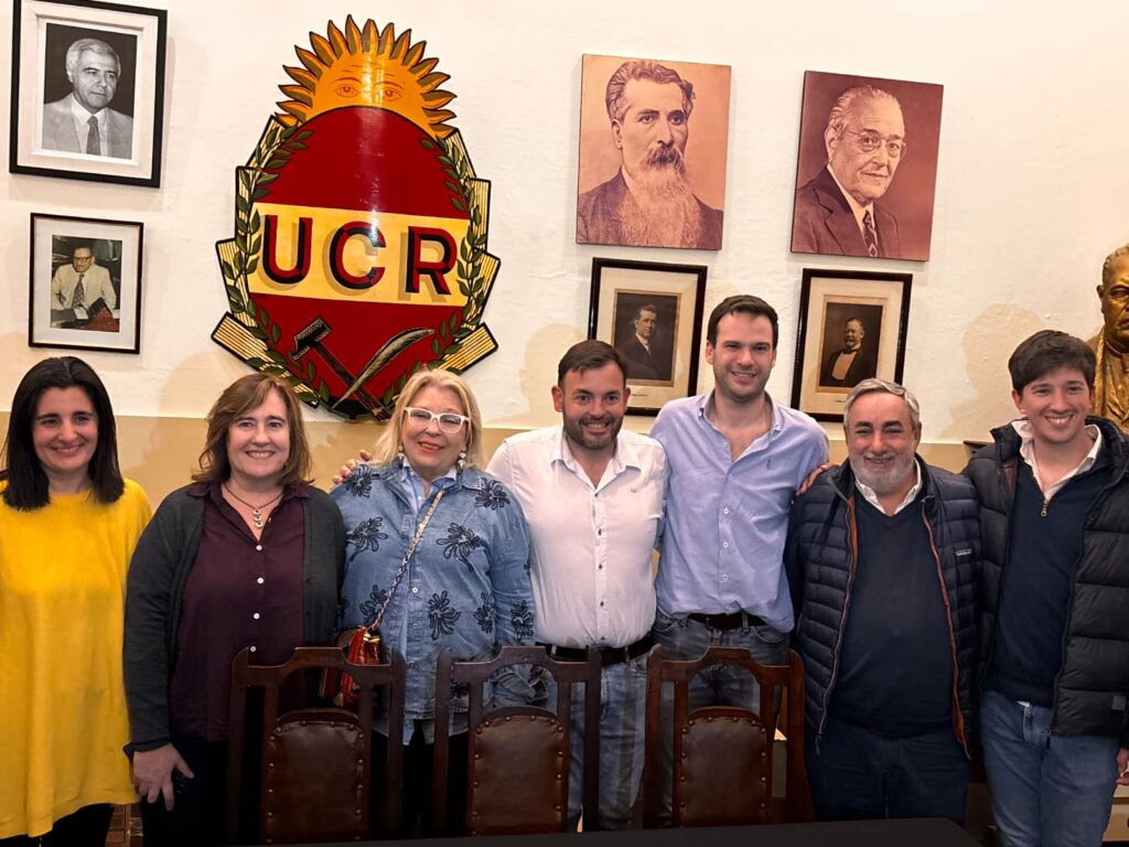 La líder de la Coalición Cívica, Elisa Carrió, encabezó un acto en Rojas junto a Juan Manuel López, Elsa Llenderrozas y Maricel Etchecoin.