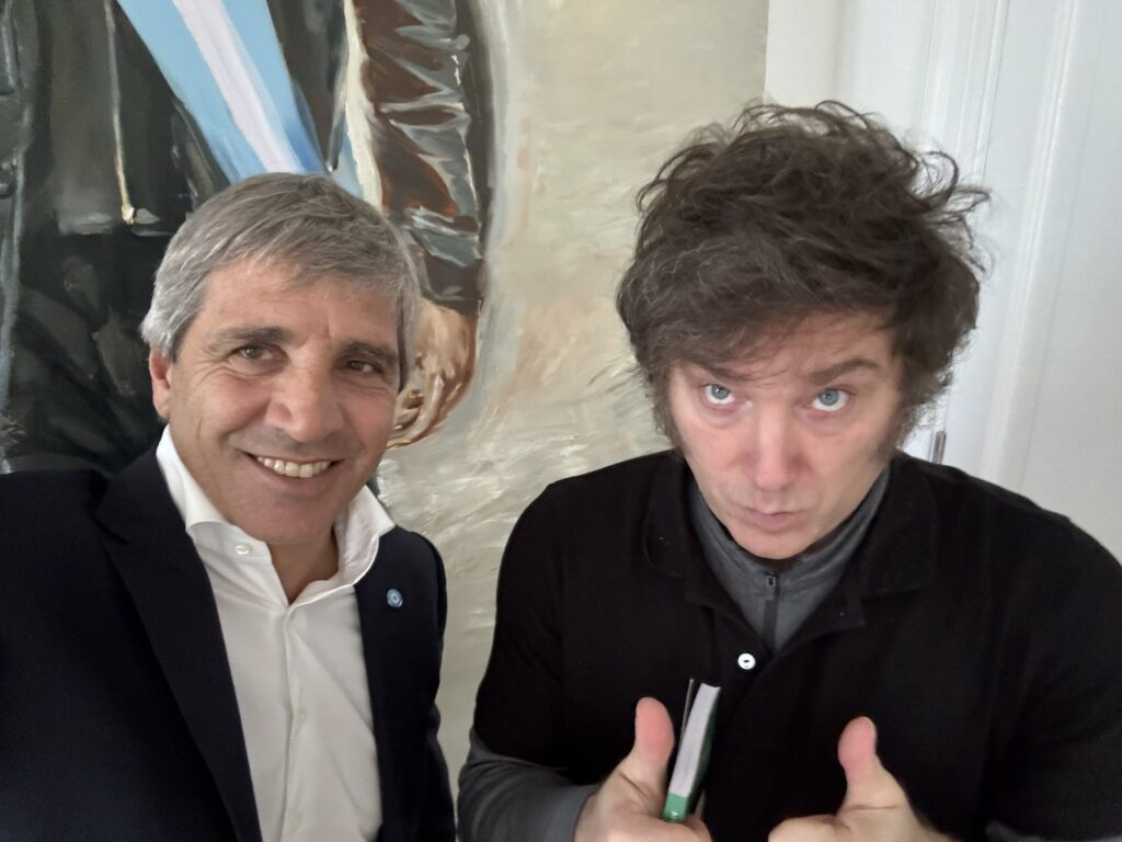 La comitiva argentina liderada por Luis Caputo espera cerrar el acuerdo de auxilio económico con Estados Unidos.