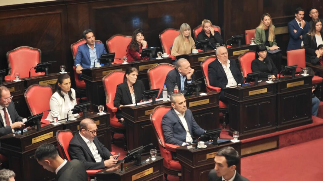 La tercera sesión ordinaria del Senado bonaerense tuvo como eje de debate el triple crimen ocurrido en Florencio Valera. Los detalles.