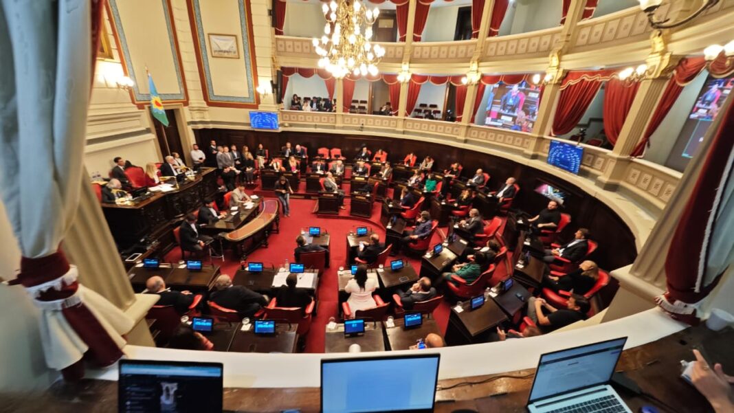 El Senado bonaerense convirtió en ley el proyecto de Facundo Tignanelli que prohíbe a las empresas prestatarias cortarle el suministro a hospitales y escuelas.