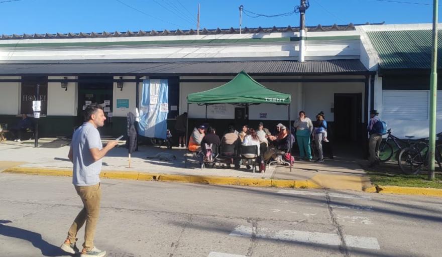 Los trabajadores municipales de Suipacha mantienen su protesta frente al Hospital Iribarne por cuarto día consecutivo.