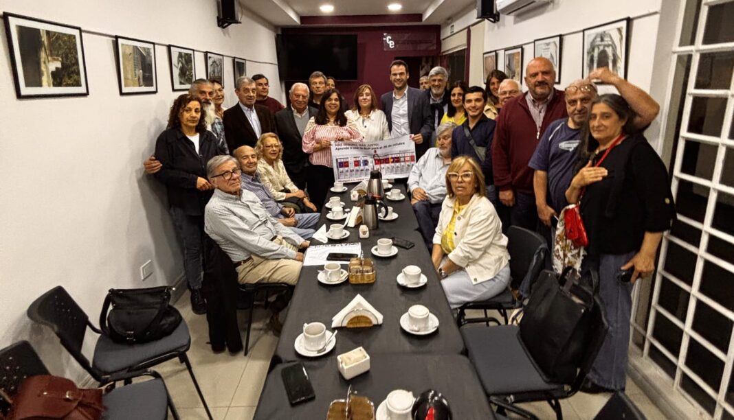 El candidato a diputado nacional de la Coalición Cívica, Juan Manuel López, aseguró que su espacio representa una alternativa por fuera de LLA y el kirchnerismo.