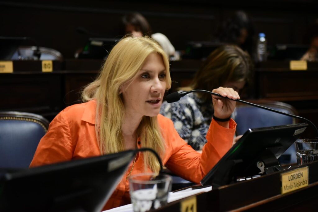 Alejandra Lordén es autora del proyecto para permitir la venta de alcohol durante la veda electoral.