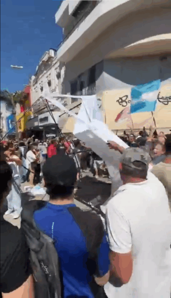 Así quedó el gazebo libertario por las protestas. Finalmente, Milei decidió suspender su caminata.