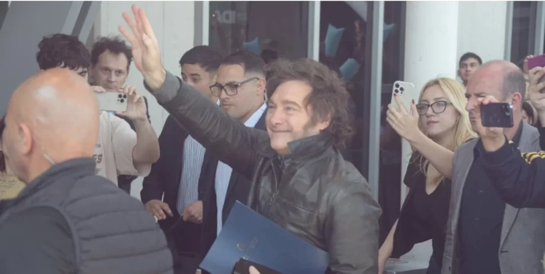 El presidente de la Nación, Javier Milei, decidió suspender su caminata por Santa Fe ante la posibilidad de ser blanco de insultos y empujones.