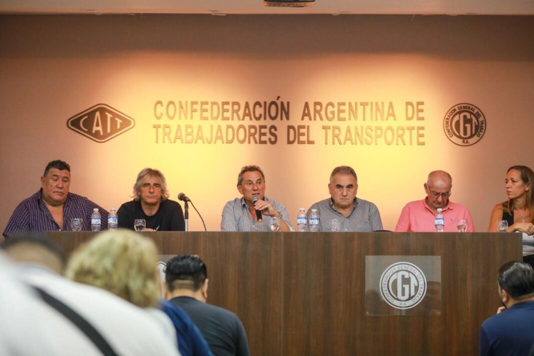 La Confederación de Trabajadores del Transporte celebra este lunes sus elecciones en busca de ratificar su fuerte oposición al Gobierno de Javier Milei.