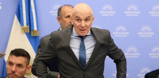 José Luis Espert presentó su renuncia a la presidencia de la Comisión de Presupuesto y Hacienda en Diputados a horas de bajar su candidatura para octubre.