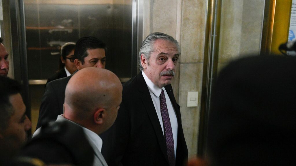 Con dos votos a favor y uno en contra, la Cámara de Apelaciones avaló el trámite para que el expresidente enfrente un juicio oral.