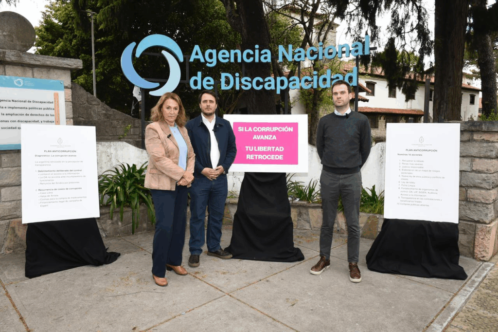 La Coalición Cívica presentó en la puerta de la Agencia Nacional de Discapacidad (ANDIS) un Plan Integral contra la corrupción.
