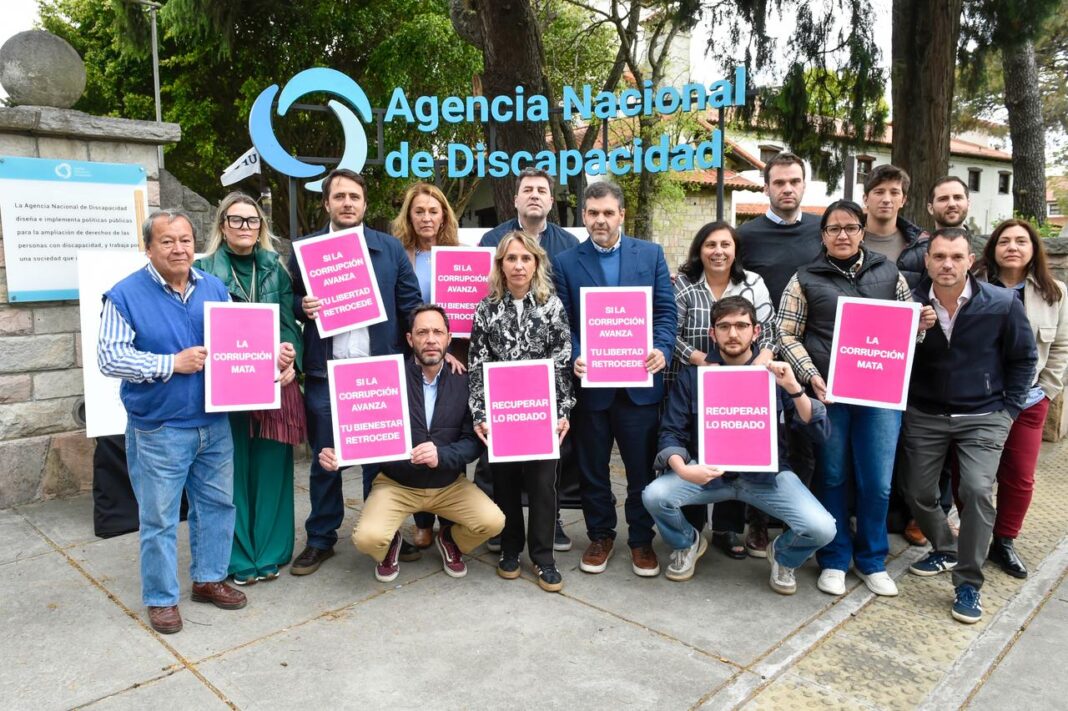 Dirigentes de la Coalición Cívica presentaron este lunes en la puerta de la Agencia Nacional de Discapacidad (ANDIS) un Plan Integral contra la corrupción.