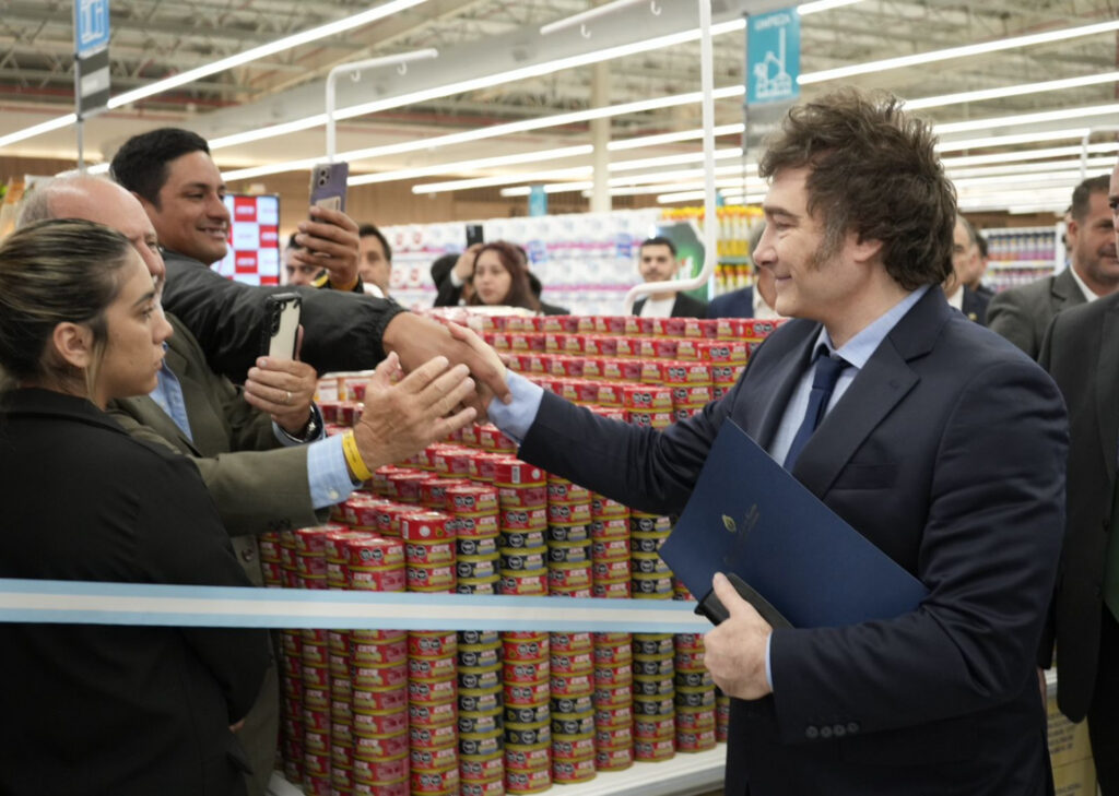 En una de sus últimas visitas a Mar del Plata, Milei participó en la inauguración de un supermercado Coto.