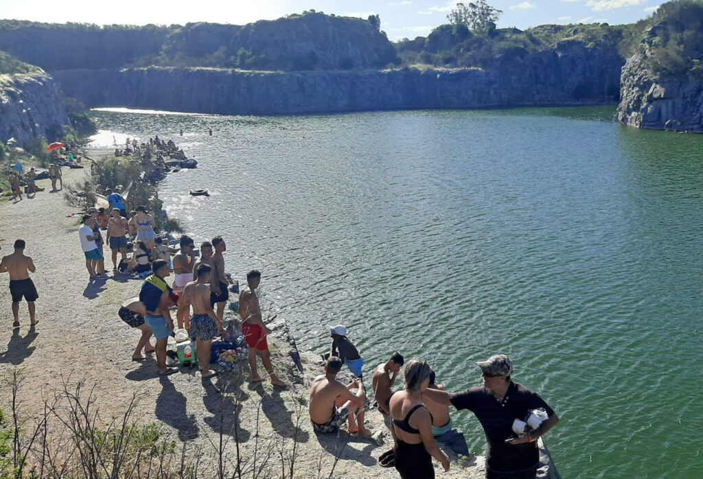El pedido de expropiación de las Cavas de Cerro Leones, parte de un reclamo vecinal histórico por la preservación del entorno natural.