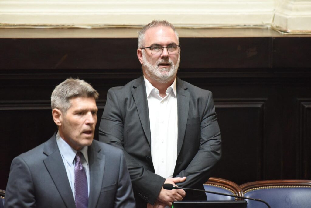 
Guillermo Castello y Sebastián Pascual, los diputados libertarios que apuntan a derogar la Ley Micaela en la provincia.