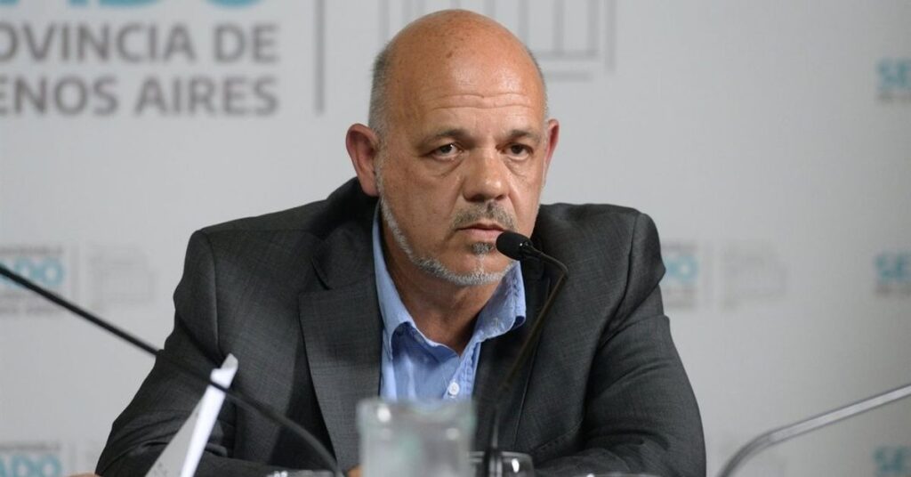 El senador bonaerense de La Libertad Avanza (LLA), Carlos Curestis, busca conocer en detalle el funcionamiento de la Dirección Provincial de Registro de Personas Desaparecidas.