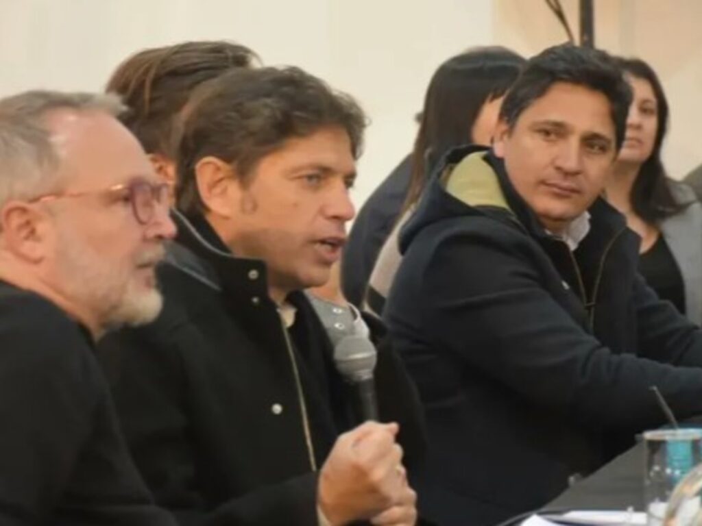 Martín Marinucci sentado al lado del gobernador Axel Kicillof y el exintendente de Morón, Martín Sabatella.