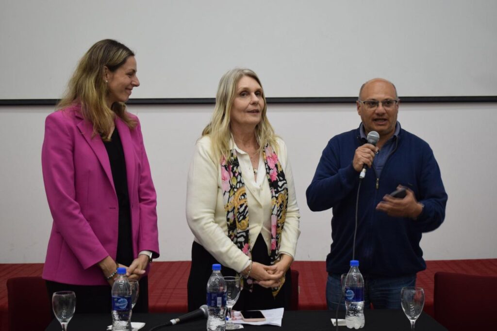 El intendente de Balcarce, Esteban Reino, abrió el encuentro de mujeres Creciendo en Red.