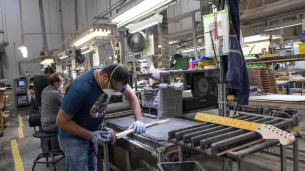 La actividad industrial volvió a registrar una caída del 6% en noviembre y crece la alarma de las pequeñas y medianas empresas pymes, ante el avance de las importaciones.